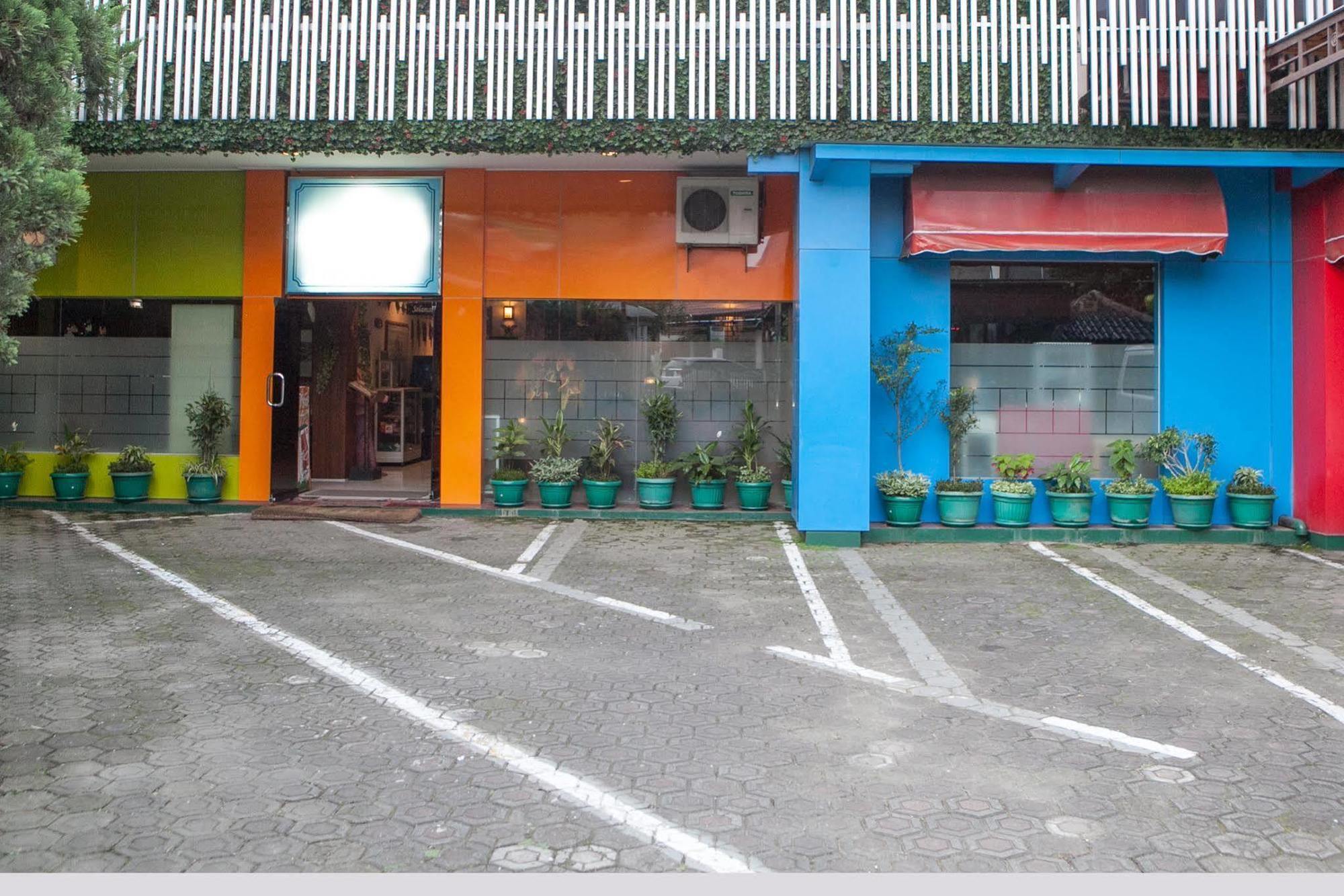 Reddoorz Plus Near Riau Street Bandung Exteriér fotografie